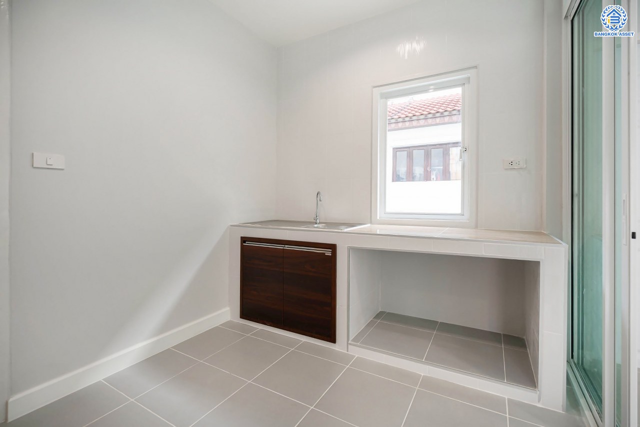 บ้านมือสองตกแต่งใหม่ โครงการ ซื่อตรง รัตนาธิเบศร์ หน้าโครงการติดรถไฟฟ้า "สถานีไทรม้า" เนื้อที่ 40 ตร.ว. ฟังก์ชัน 3 ห้องนอน 3 ห้องน้ำ 1 ที่จอดรถ เชื่อมต่อได้หลายเส้นทาง ใกล้เซ็นทรัลรัตนาธิเบศร์ และทางด่วน "งามวงศ์วาน"